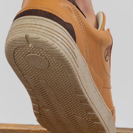 U-UX-68-Schuhe-aus-Recyceltes-Polyester-Faire-Trade-Unisex-ARENA-Caramel-Hinten