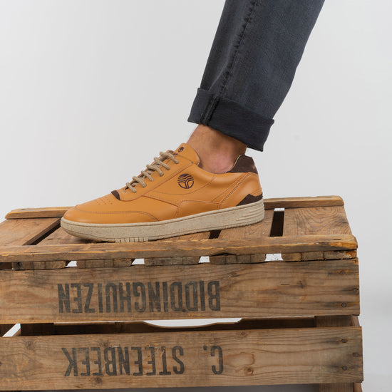 U-UX-68-Schuhe-aus-Recyceltes-Polyester-Faire-Trade-Unisex-ARENA-Caramel-Vorne