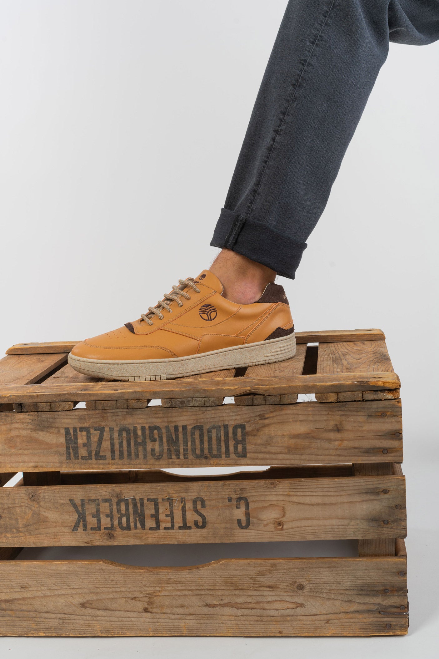 U-UX-68-Schuhe-aus-Recyceltes-Polyester-Faire-Trade-Unisex-ARENA-Caramel-Vorne
