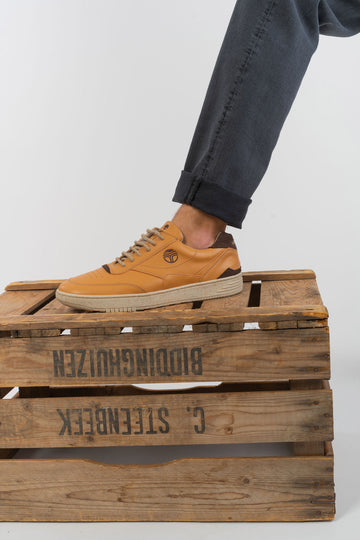 U-UX-68-Schuhe-aus-Recyceltes-Polyester-Faire-Trade-Unisex-ARENA-Caramel-Vorne