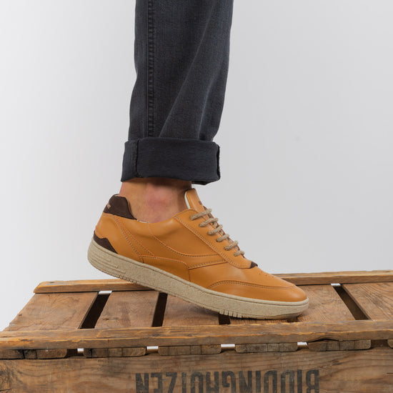 U-UX-68-Schuhe-aus-Recyceltes-Polyester-Faire-Trade-Unisex-ARENA-Caramel-Vorne2