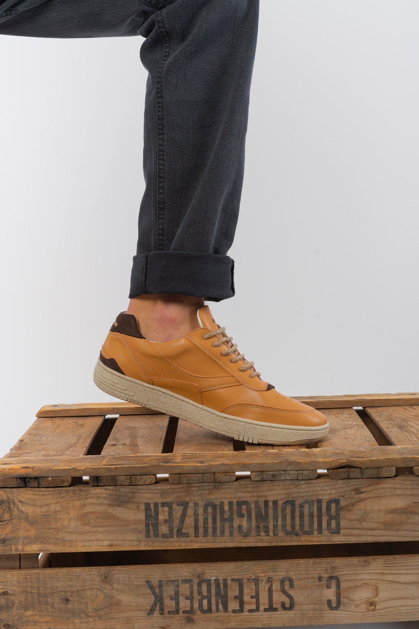U-UX-68-Schuhe-aus-Recyceltes-Polyester-Faire-Trade-Unisex-ARENA-Caramel-Vorne2