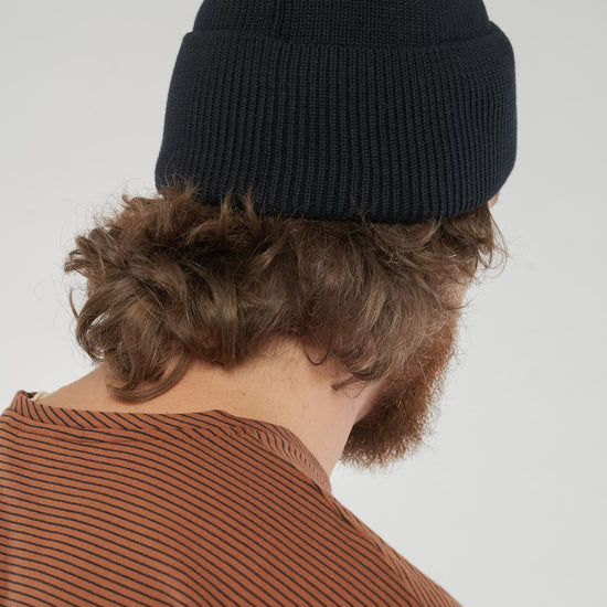 U-mw-590-301-KALI-Strickmuetze-aus-Bio-Baumwolle-Kleidung-Fair-Trade-Bio-Frauen-LICAP-Schwarz-Hinten
