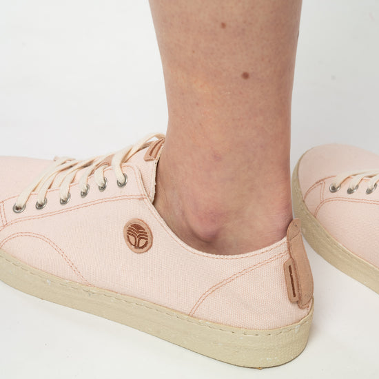 W-1-1-LIFE-Laessige-Sommer-Schuhe-aus-Recycelte-Materialien-Fairtrade-Kleidung-Frauen-LIFE-Loto-Seite