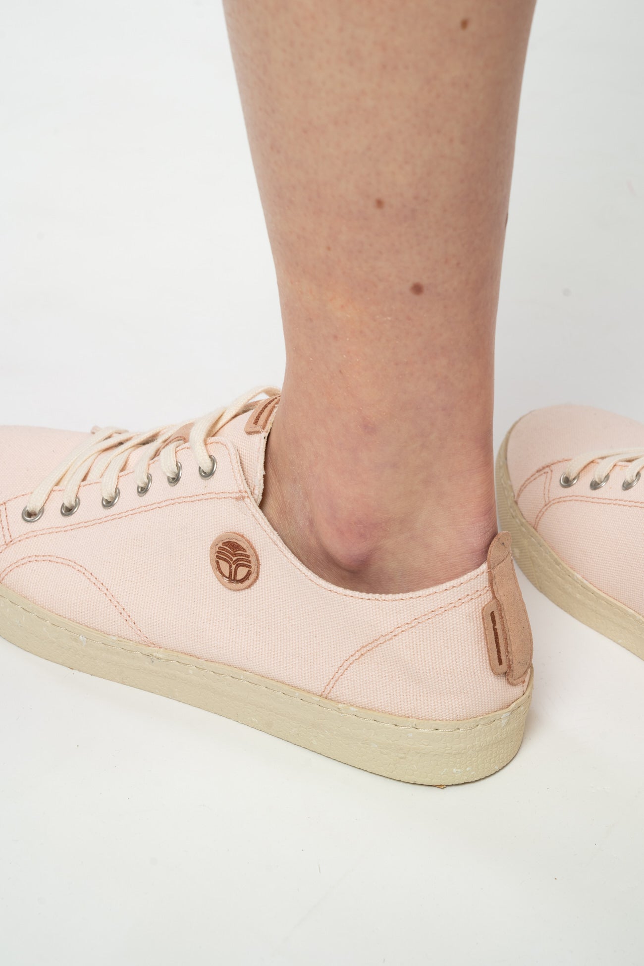 W-1-1-LIFE-Laessige-Sommer-Schuhe-aus-Recycelte-Materialien-Fairtrade-Kleidung-Frauen-LIFE-Loto-Seite