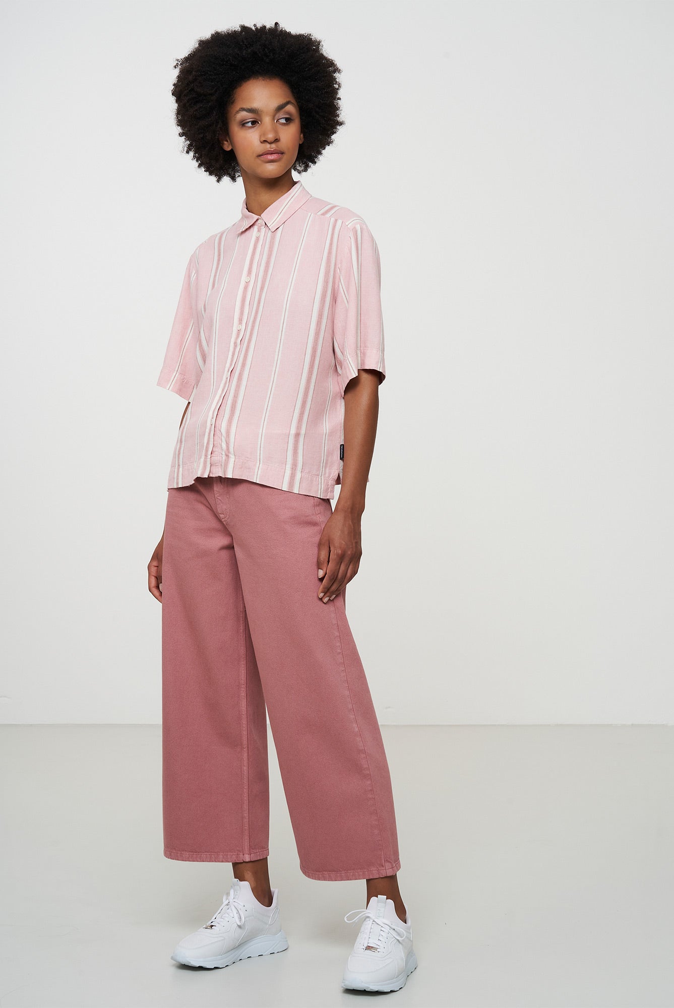 W-104007-PILEA-Gestreiftes-Shirt-aus-ECOVERO-Fair-Trade-Mode-Online-Frauen-RENKAR-Rose-701_1