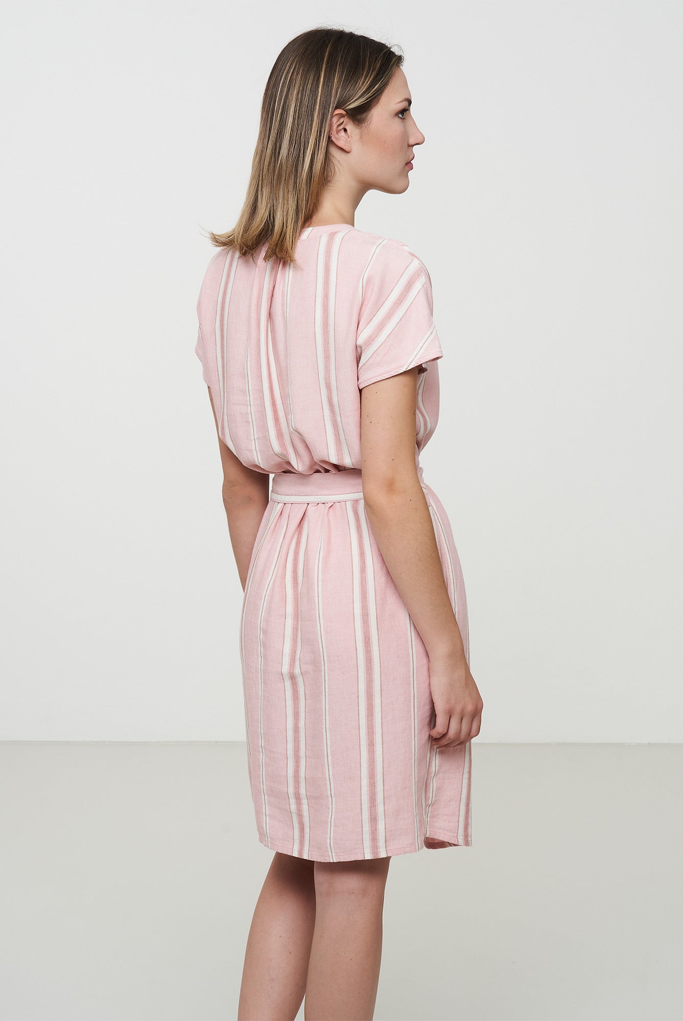 W-105002-FENNEL-Gestreiftes-Kleid-aus-ECOVERO-Mode-Oekologisch-Frauen-PRANTA-Rose-701_3