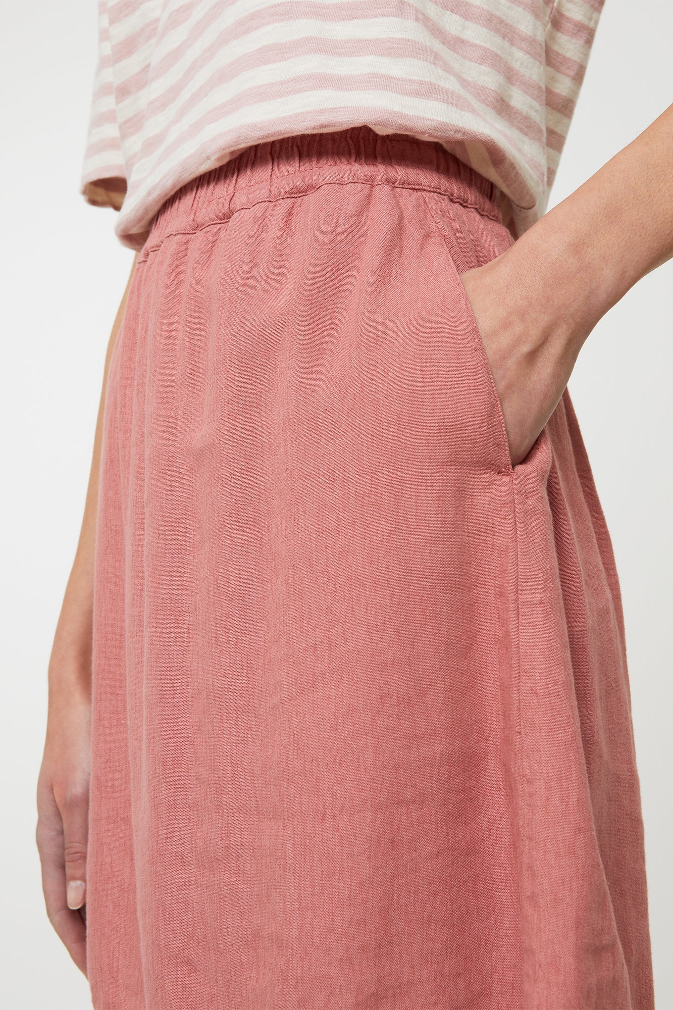 W-105032-ZEDOARY-Rock-aus-ECOVERO-Online-Shop-Mode-GONDOLEO-Ash-Rose-Vorne4