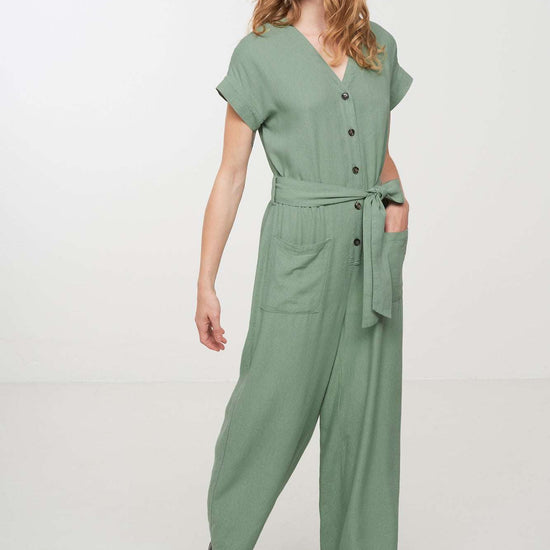 W-106009-DIANELLA-Jumpsuit-aus-ECOVERO-Oekomode-HOMAKE-Leaf-Green-Vorne1