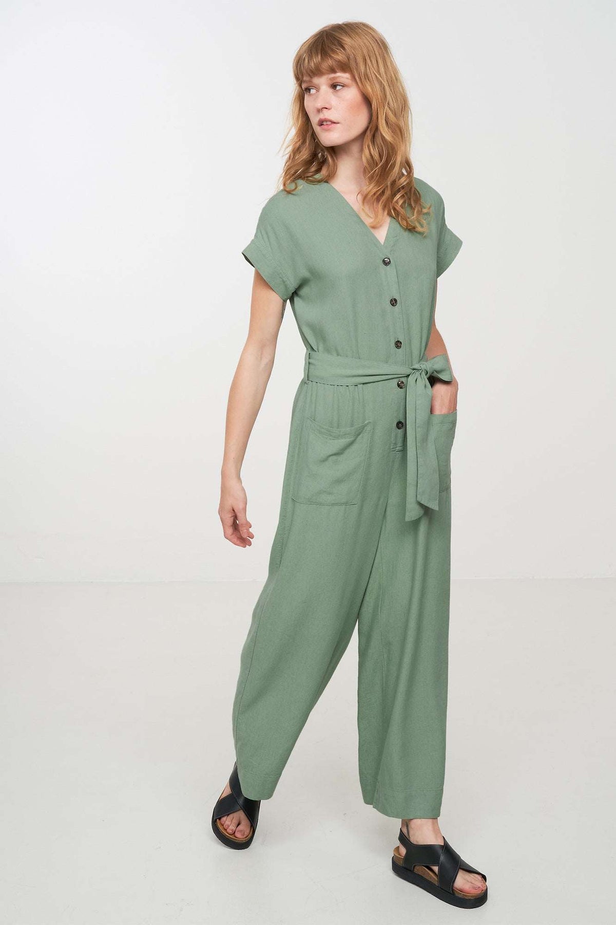 W-106009-DIANELLA-Jumpsuit-aus-ECOVERO-Oekomode-HOMAKE-Leaf-Green-Vorne1