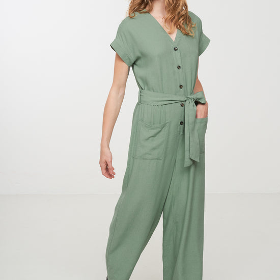 W-106009-DIANELLA-Jumpsuit-aus-ECOVERO-Oekomode-HOMAKE-Leaf-Green-Vorne1