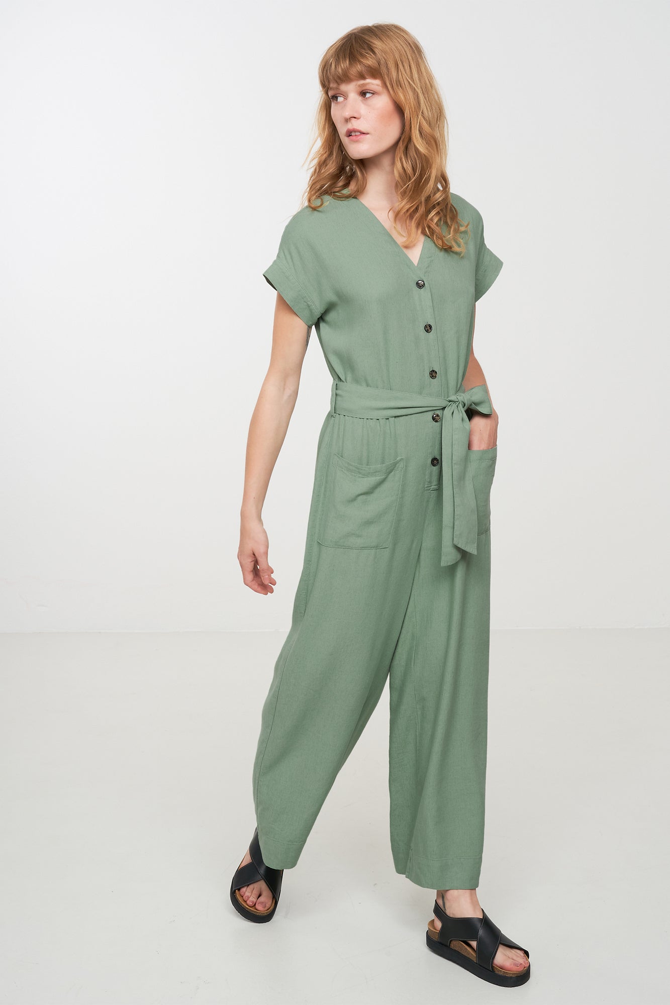 W-106009-DIANELLA-Jumpsuit-aus-ECOVERO-Oekomode-HOMAKE-Leaf-Green-Vorne1