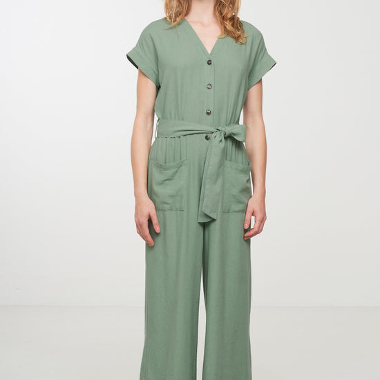W-106009-DIANELLA-Jumpsuit-aus-ECOVERO-Oekomode-HOMAKE-Leaf-Green-Vorne2