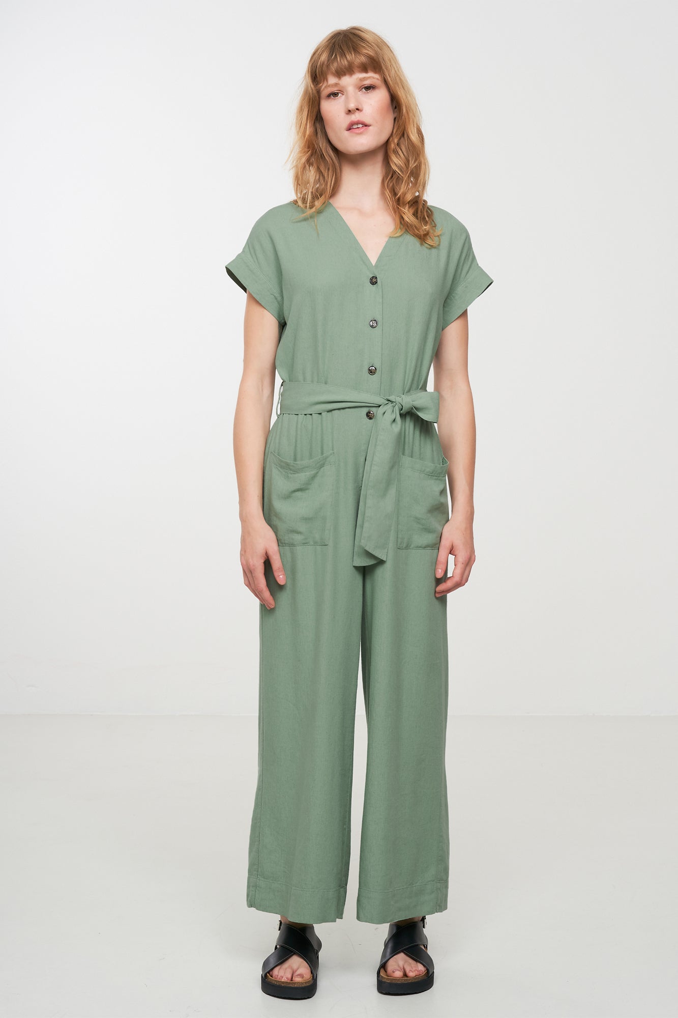 W-106009-DIANELLA-Jumpsuit-aus-ECOVERO-Oekomode-HOMAKE-Leaf-Green-Vorne2