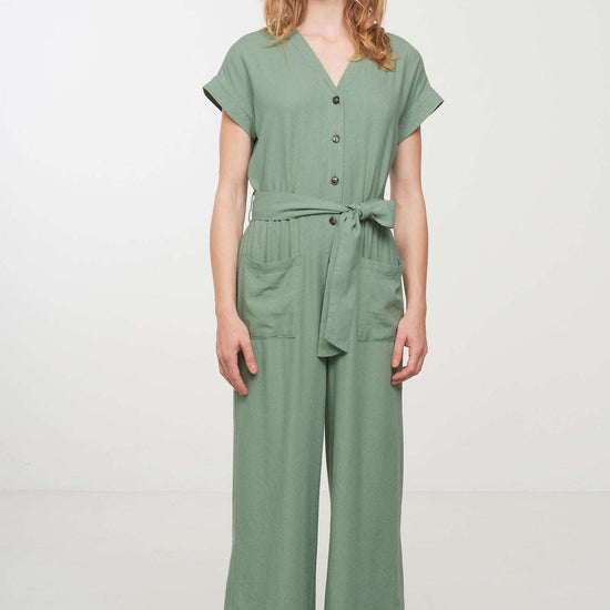 W-106009-DIANELLA-Jumpsuit-aus-ECOVERO-Oekomode-HOMAKE-Leaf-Green-Vorne2