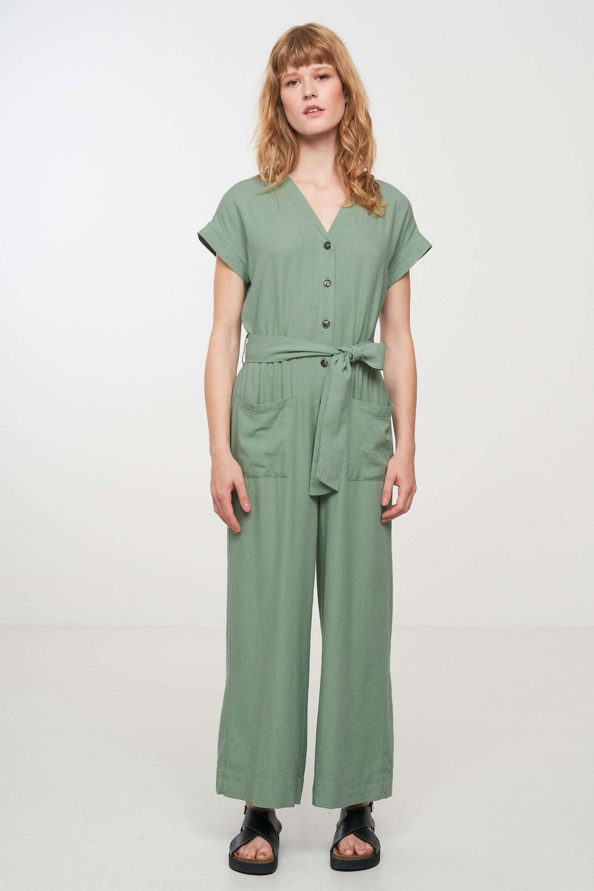 W-106009-DIANELLA-Jumpsuit-aus-ECOVERO-Oekomode-HOMAKE-Leaf-Green-Vorne2