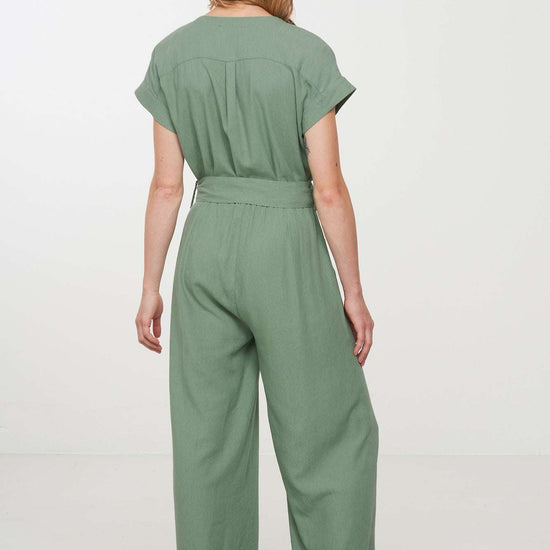 W-106009-DIANELLA-Jumpsuit-aus-ECOVERO-Oekomode-HOMAKE-Leaf-Green-Vorne3