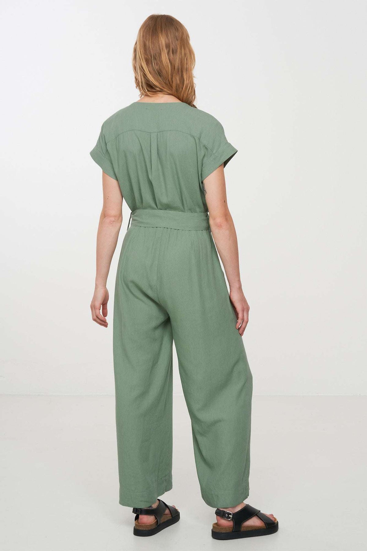 W-106009-DIANELLA-Jumpsuit-aus-ECOVERO-Oekomode-HOMAKE-Leaf-Green-Vorne3