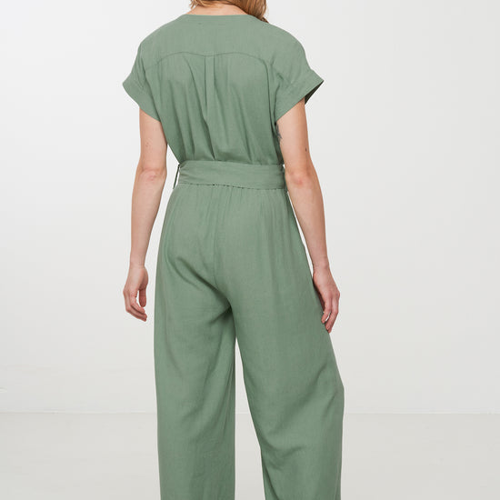 W-106009-DIANELLA-Jumpsuit-aus-ECOVERO-Oekomode-HOMAKE-Leaf-Green-Vorne3