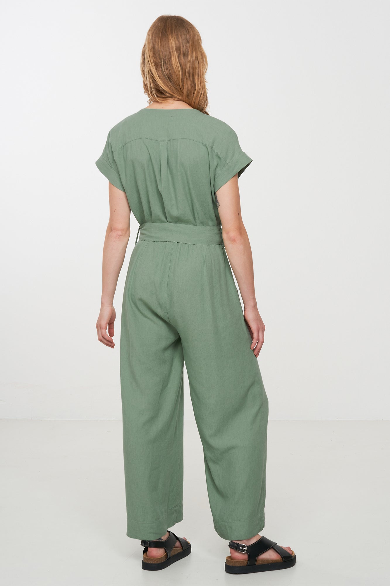 W-106009-DIANELLA-Jumpsuit-aus-ECOVERO-Oekomode-HOMAKE-Leaf-Green-Vorne3