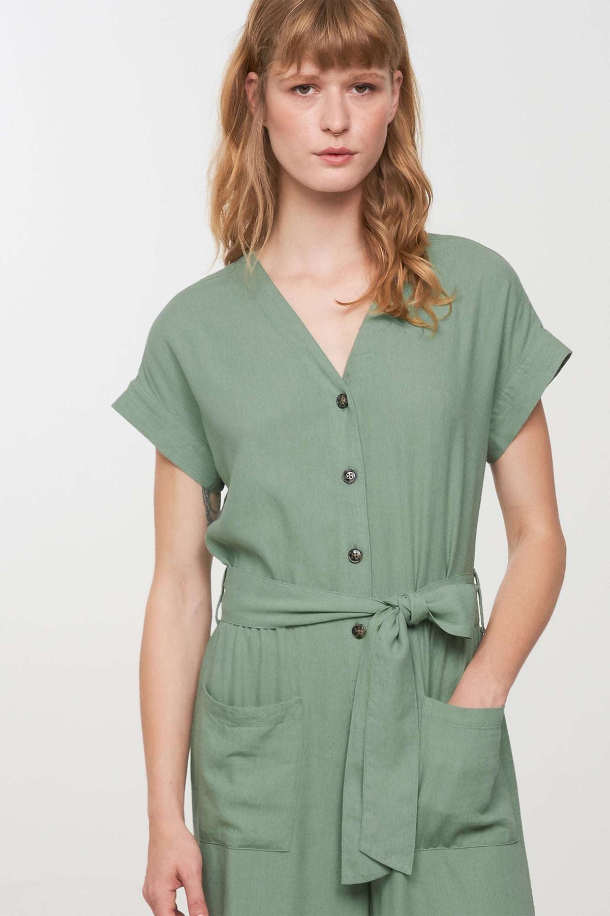 W-106009-DIANELLA-Jumpsuit-aus-ECOVERO-Oekomode-HOMAKE-Leaf-Green-Vorne4