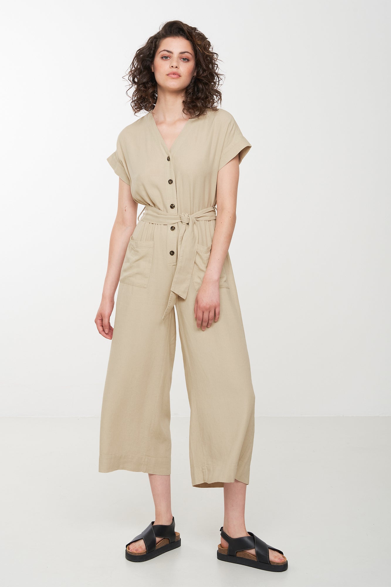 W-106009-DIANELLA-Jumpsuit-aus-ECOVERO-Oekomode-HOMAKE-Oat-Milk-Vorne1