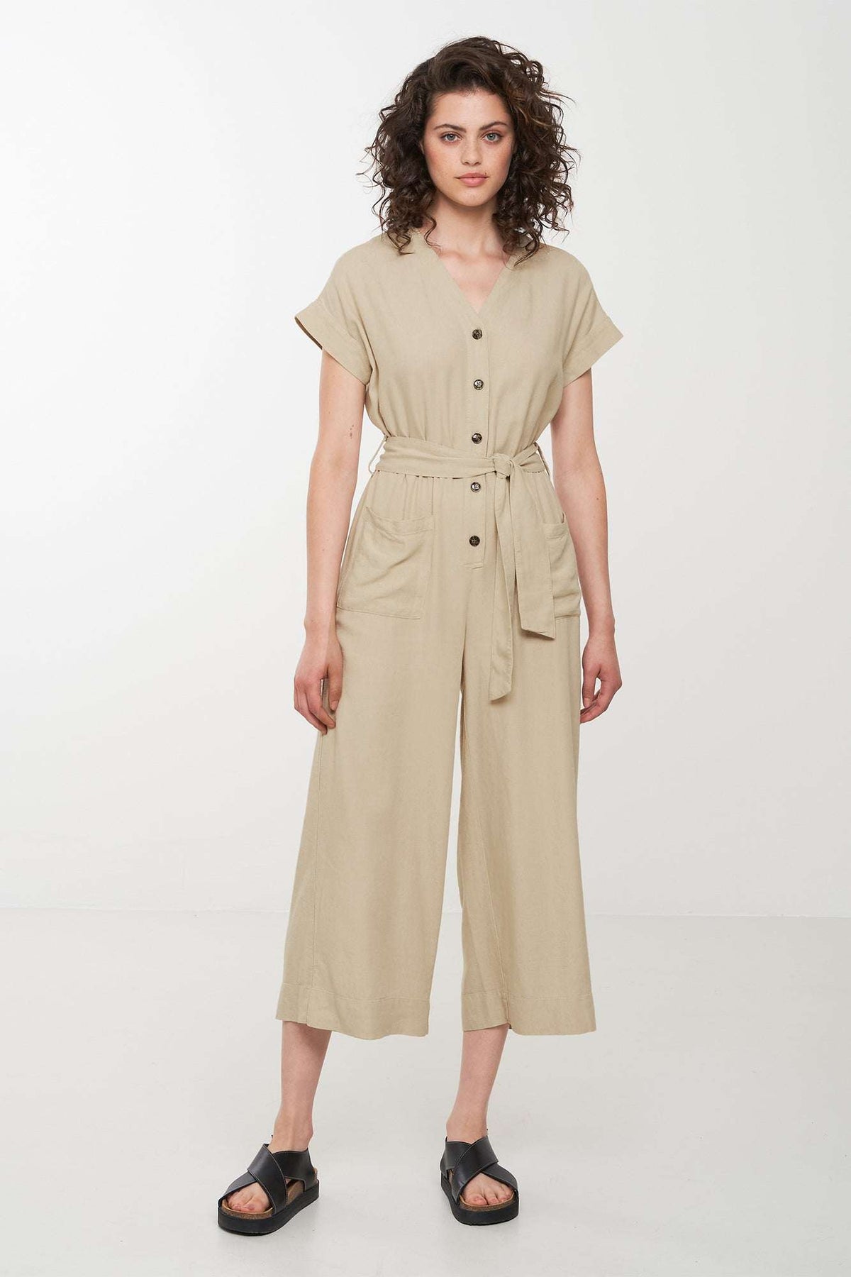 W-106009-DIANELLA-Jumpsuit-aus-ECOVERO-Oekomode-HOMAKE-Oat-Milk-Vorne2