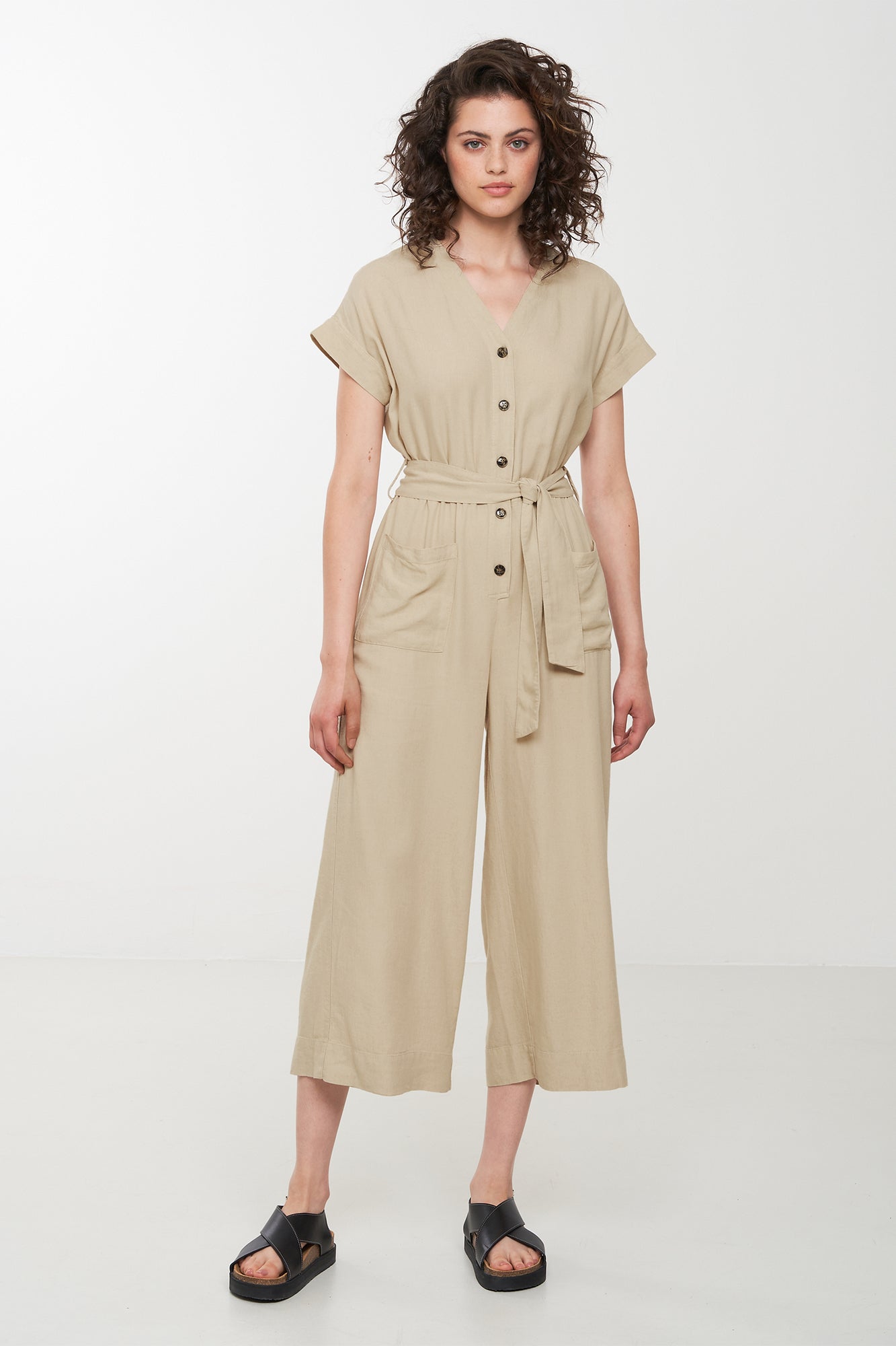 W-106009-DIANELLA-Jumpsuit-aus-ECOVERO-Oekomode-HOMAKE-Oat-Milk-Vorne2