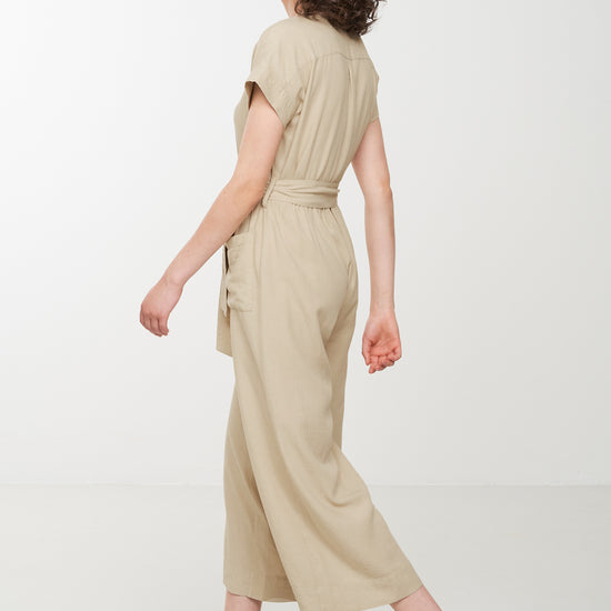 W-106009-DIANELLA-Jumpsuit-aus-ECOVERO-Oekomode-HOMAKE-Oat-Milk-Vorne3