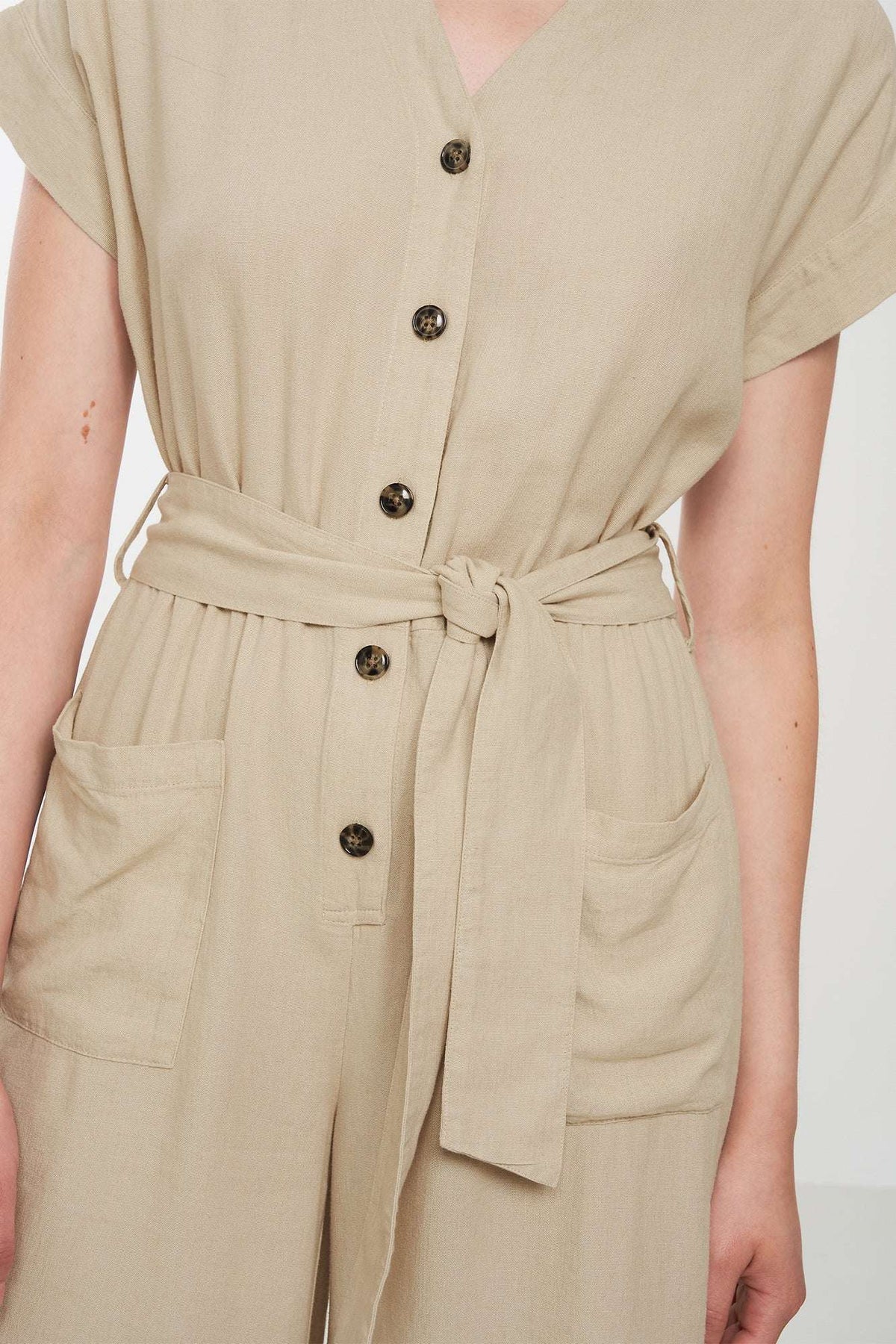 W-106009-DIANELLA-Jumpsuit-aus-ECOVERO-Oekomode-HOMAKE-Oat-Milk-Vorne4