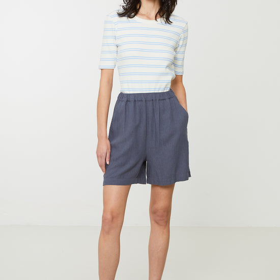 W-106027-FIR-Shorts-aus-ECOVERO-Online-Mode-Shop-BENKK-Dove-Blue-Vorne1