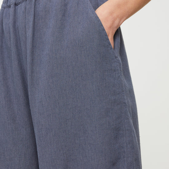 W-106027-FIR-Shorts-aus-ECOVERO-Online-Mode-Shop-BENKK-Dove-Blue-Vorne4