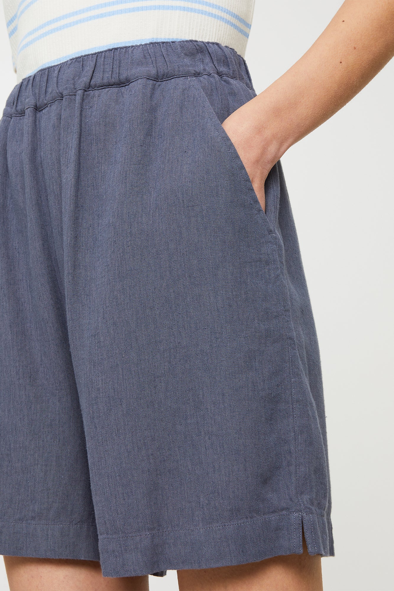 W-106027-FIR-Shorts-aus-ECOVERO-Online-Mode-Shop-BENKK-Dove-Blue-Vorne4