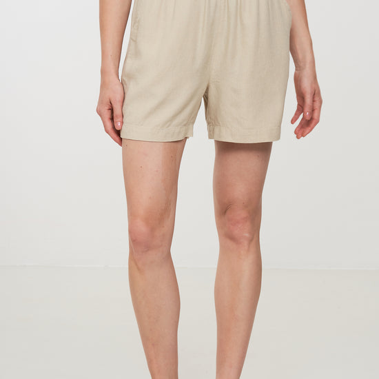 W-106027-FIR-Shorts-aus-ECOVERO-Online-Mode-Shop-BENKK-Oat-Milk-Vorne2