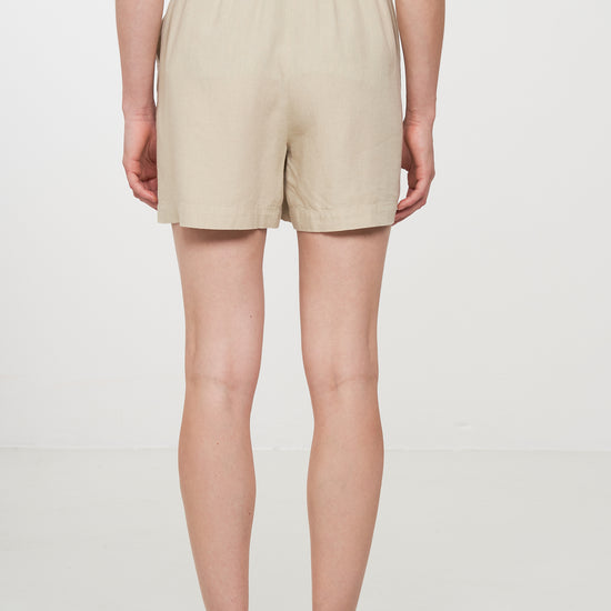 W-106027-FIR-Shorts-aus-ECOVERO-Online-Mode-Shop-BENKK-Oat-Milk-Vorne3