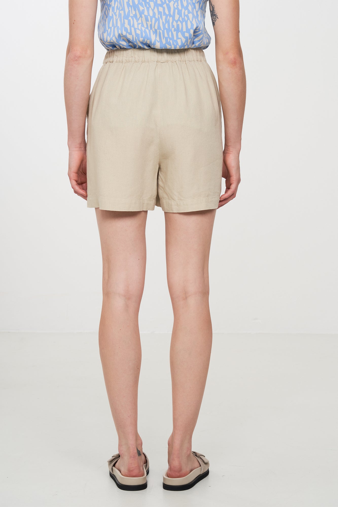 W-106027-FIR-Shorts-aus-ECOVERO-Online-Mode-Shop-BENKK-Oat-Milk-Vorne3