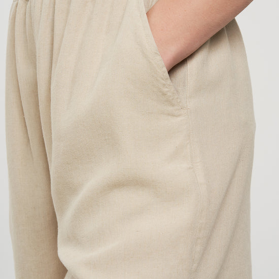 W-106027-FIR-Shorts-aus-ECOVERO-Online-Mode-Shop-BENKK-Oat-Milk-Vorne4