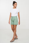 W-106028-ELODEA-Shorts-aus-Bio-Baumwolle-Mode-Onlineshop-BERKANIA-Leaf-Green-Vorne1