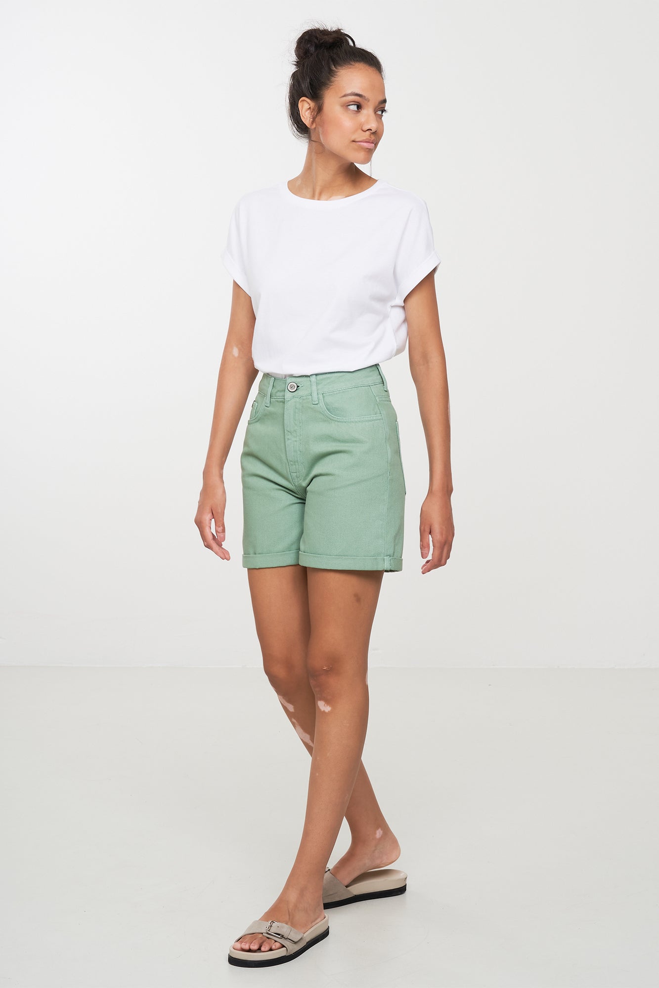 W-106028-ELODEA-Shorts-aus-Bio-Baumwolle-Mode-Onlineshop-BERKANIA-Leaf-Green-Vorne1