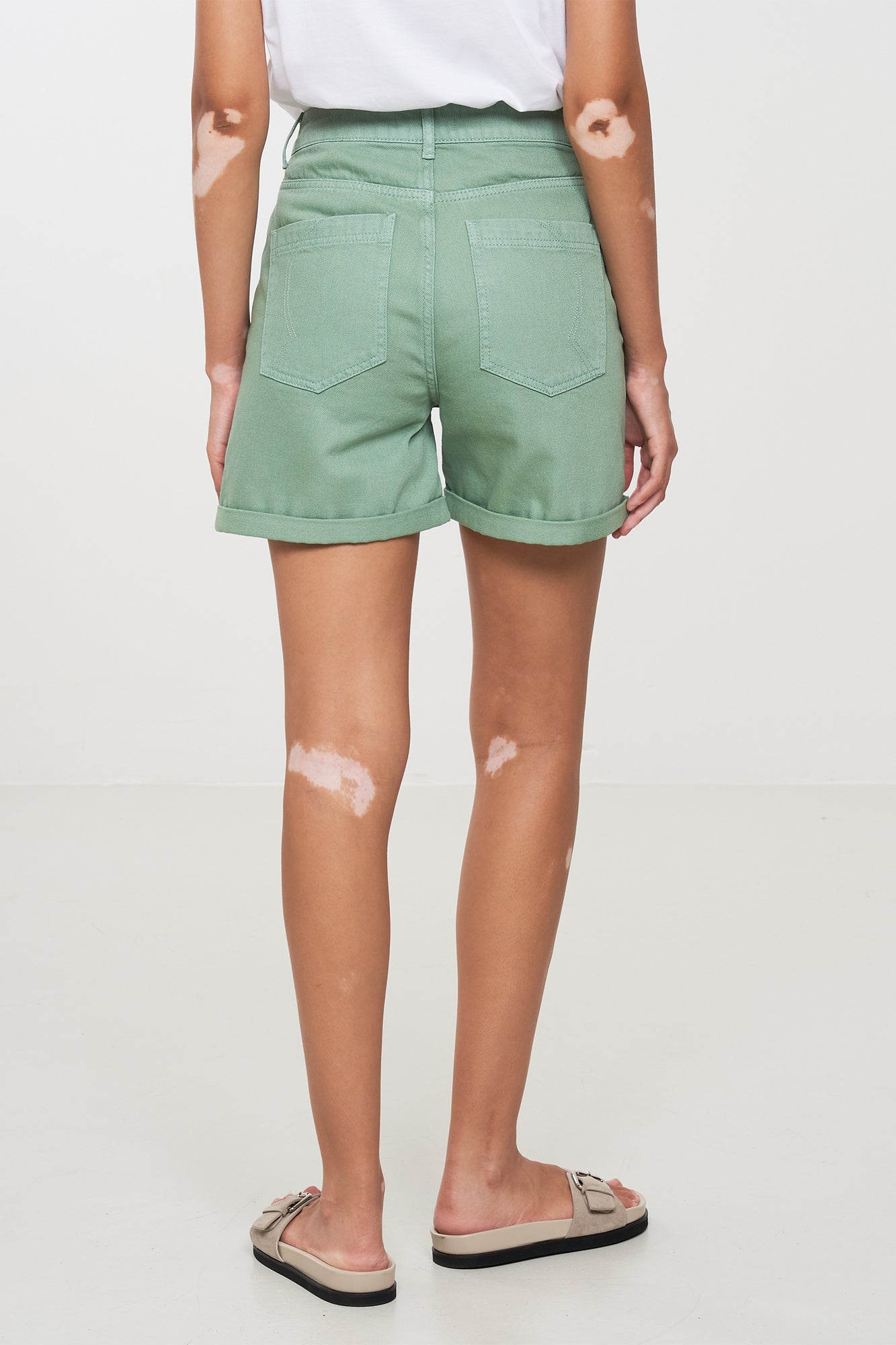 W-106028-ELODEA-Shorts-aus-Bio-Baumwolle-Mode-Onlineshop-BERKANIA-Leaf-Green-Vorne3