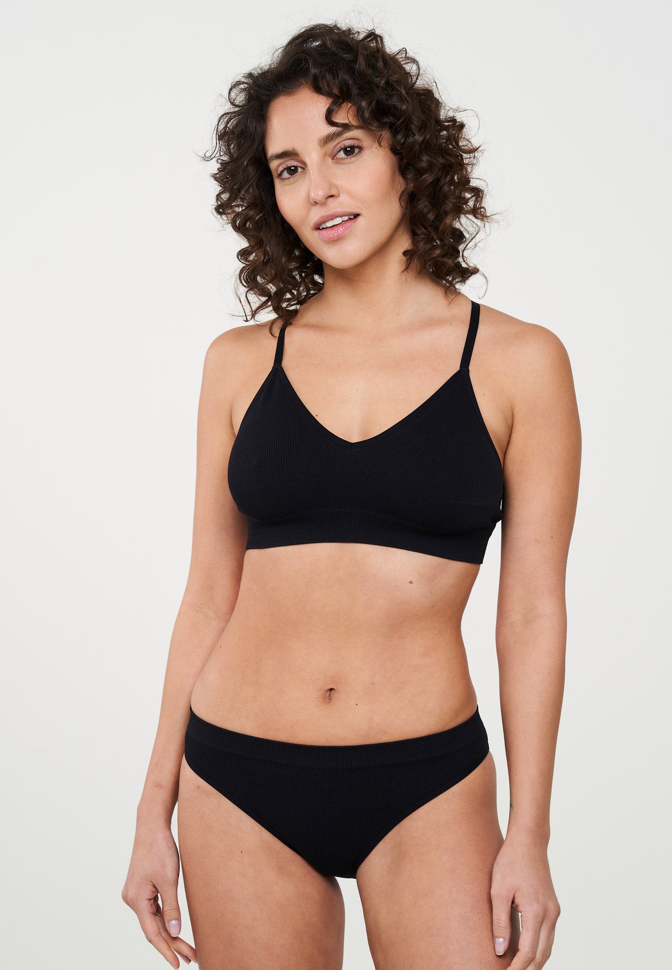 W-108001-KALMIA-Bralette-aus-Bio-Baumwolle-Naturtextilien-YUSIALE-Black-Vorne1