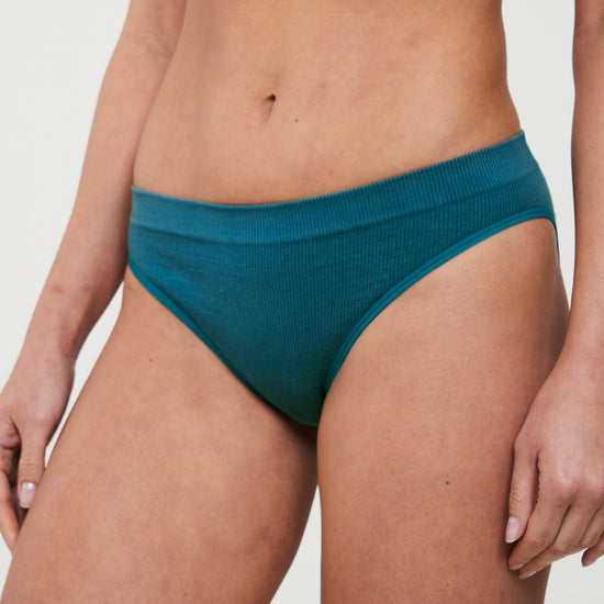 W-108003-WILLOW-Slip-aus-Bio-Baumwolle-Kleidung-Fair-Produziert-AURONELL-Petrol-Blue-Vorne2