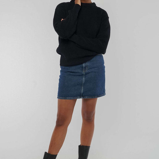 LisaC ist 177cm groß und trägt Größe S