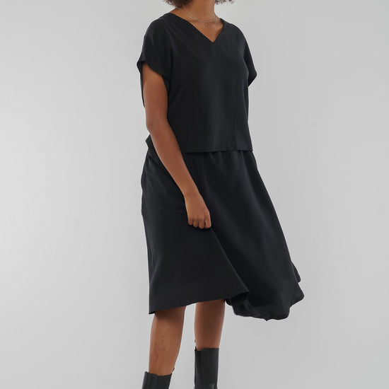 W-113092-Ruby-Tencel-Wide-Cut-Blouse-aus-TENCEL-Faire-Trade-Unisex-ZODEO-Black-Vorne2