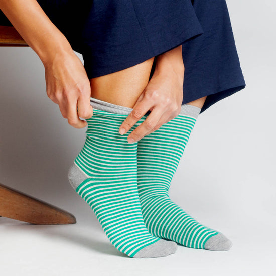 W-1307-Fair-Trade-Socken-Frauen-Lang-Gruen-Natur-Grau-Detail-3