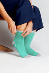 W-1307-Fair-Trade-Socken-Frauen-Lang-Gruen-Natur-Grau-Detail-3