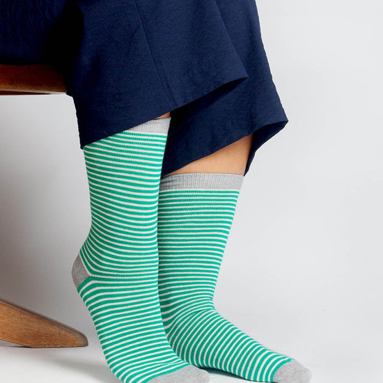 W-1307-Fair-Trade-Socken-Frauen-Lang-Gruen-Natur-Grau-Detail-4