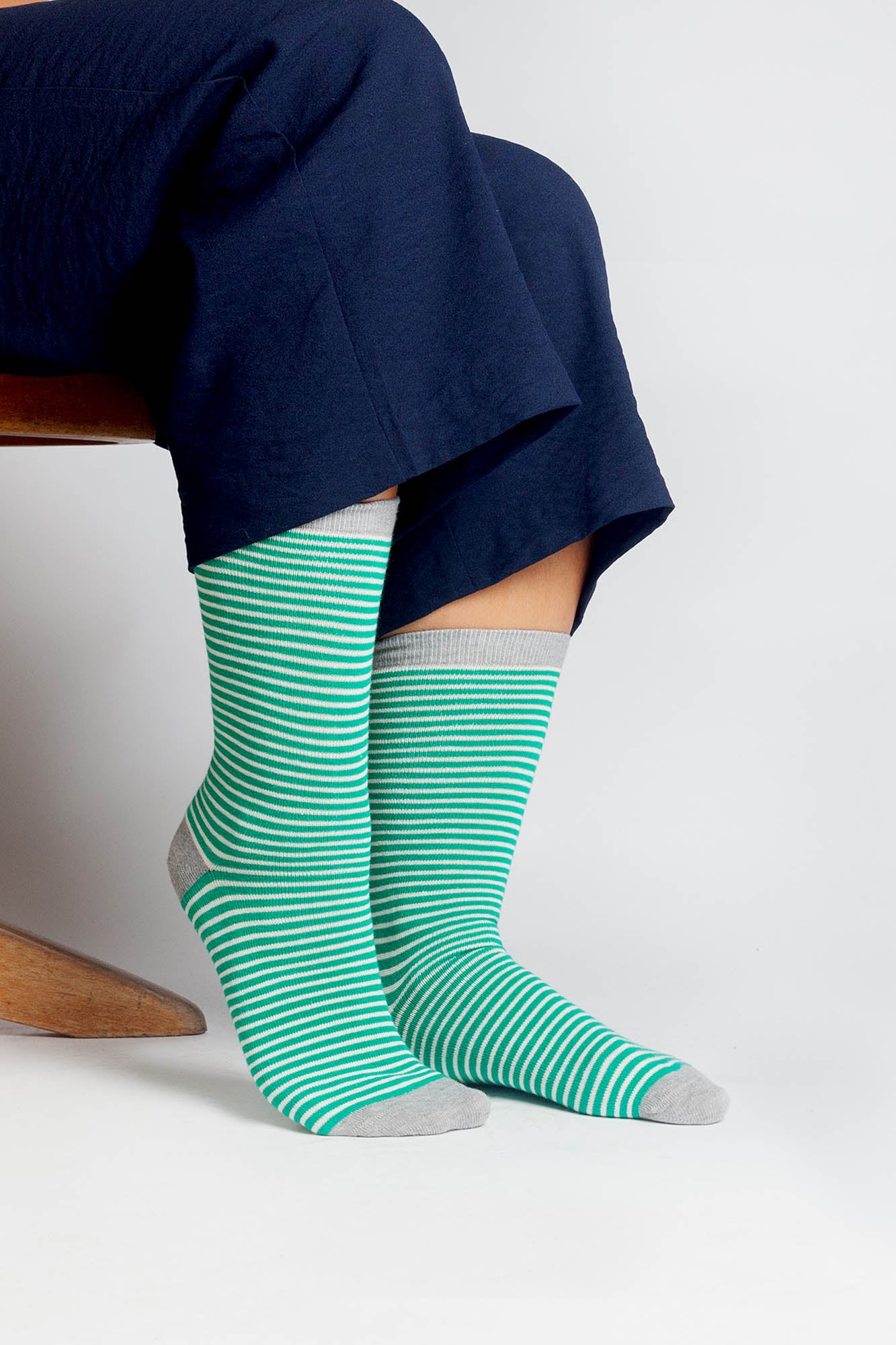 W-1307-Fair-Trade-Socken-Frauen-Lang-Gruen-Natur-Grau-Detail-4