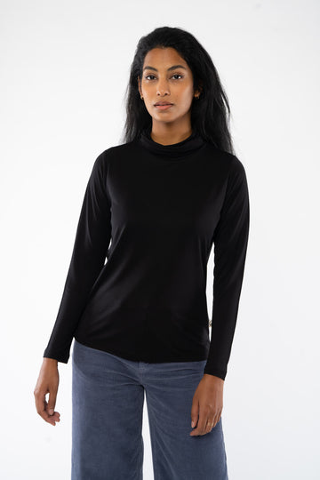 W-18821f-Rollkragenshirt-aus-Tencel-Fair-Trade-T-Shirt-ZEEGAHA-Black-Vorne