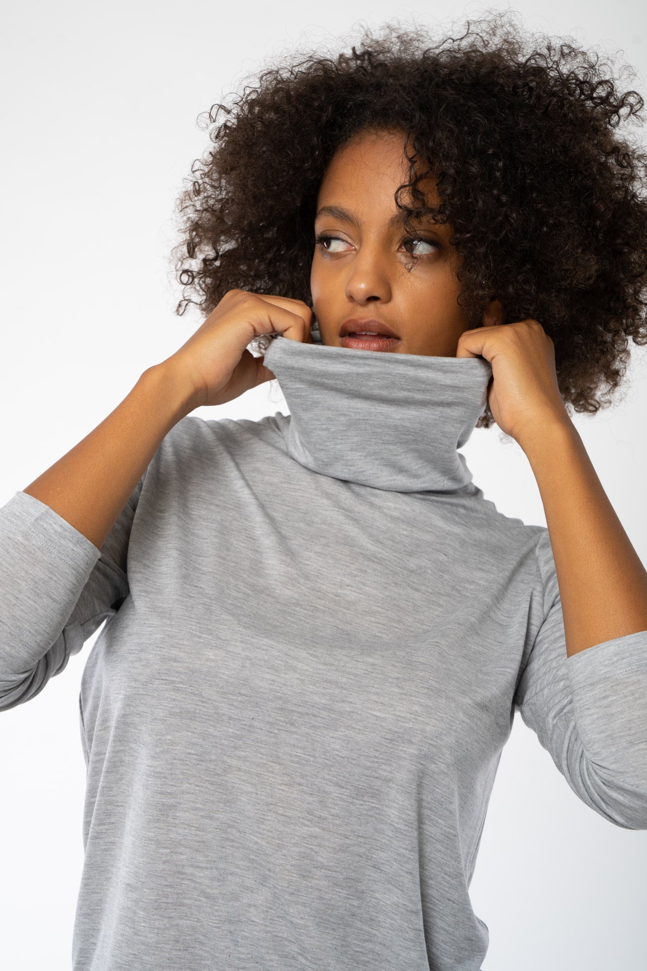 W-18822f-Rollkragenshirt-aus-Tencel-Onlineshop-Mode-ZEEGAHA-Heather-Grey-Detail